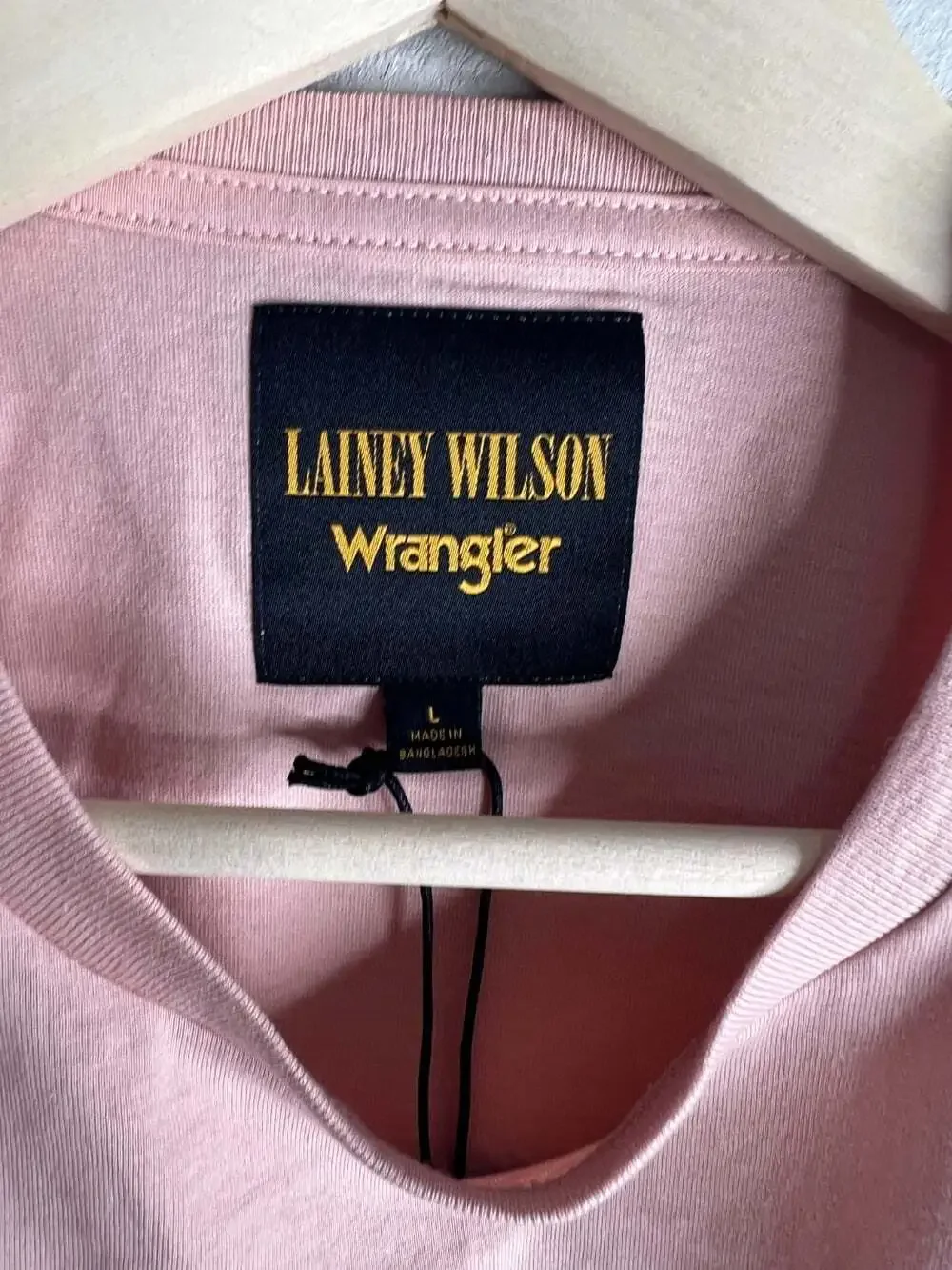 Lainey Wilson Wrangler Loving You Is A Breeze Graphic T Shirt Pink Size L NWT